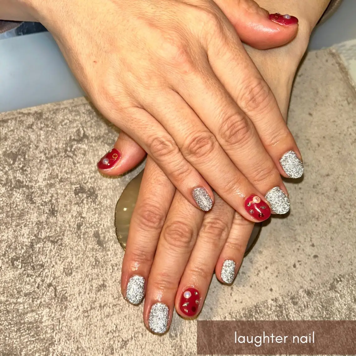 ネイル アートネイル フラッシュネイル ジェルネイル キラキラネイル 赤色 ハンドネイル laughter nailのネイルデザイン