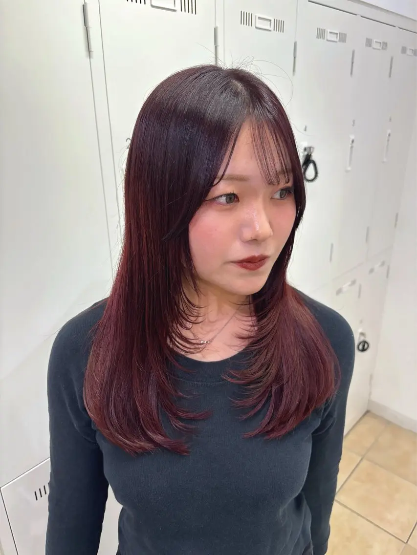 セミロング カラー ブリーチ ボルドーカラー ブリーチなしカラー レイヤーカット 長妻莉央/縮毛矯正 髪質改善カラーのヘアスタイル
