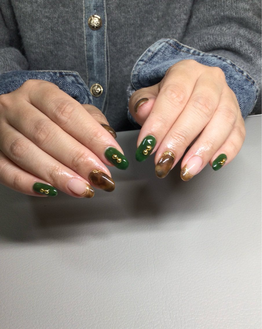 ネイル べっ甲ネイル グリーン 持ち込み ニュアンスネイル シンプルネイル ハンドネイル AJ nailのネイルデザイン