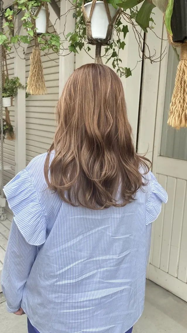 ミディアム カラー ベージュカラー ハイライトカラー ミルクティーベージュ ハイライト インナーカラー🌈 サイトウ ミズキのヘアスタイル