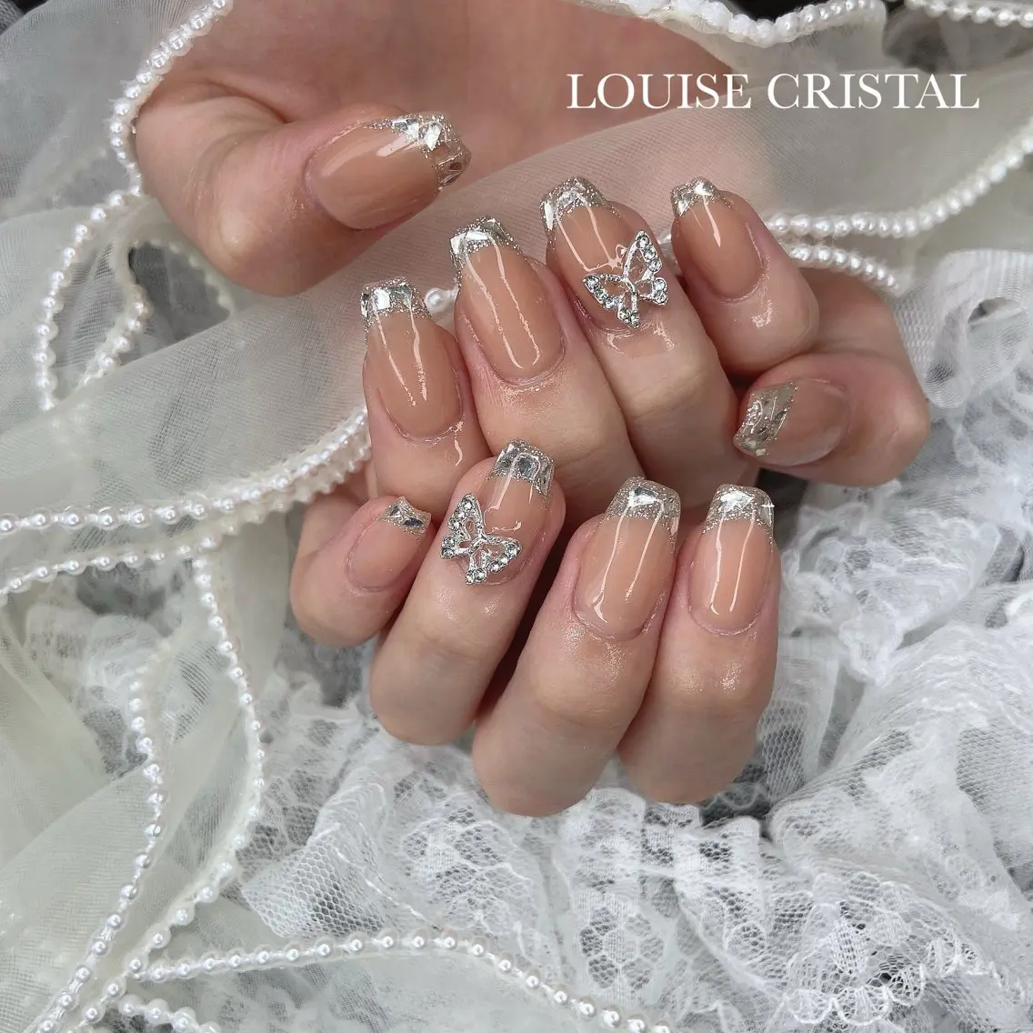 ネイル フレンチネイル ガラスフレンチ ハンドネイル LOUISE CRYSTALのネイルデザイン