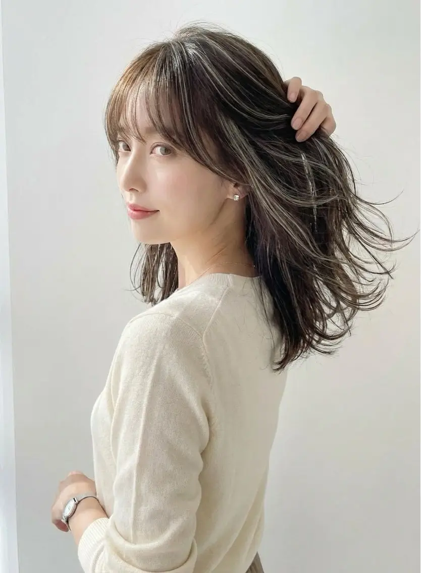 セミロング カラー ハイライトカラー 顔まわりレイヤー ハイライト レイヤーカット 白髪いかしハイライト 加藤のヘアスタイル