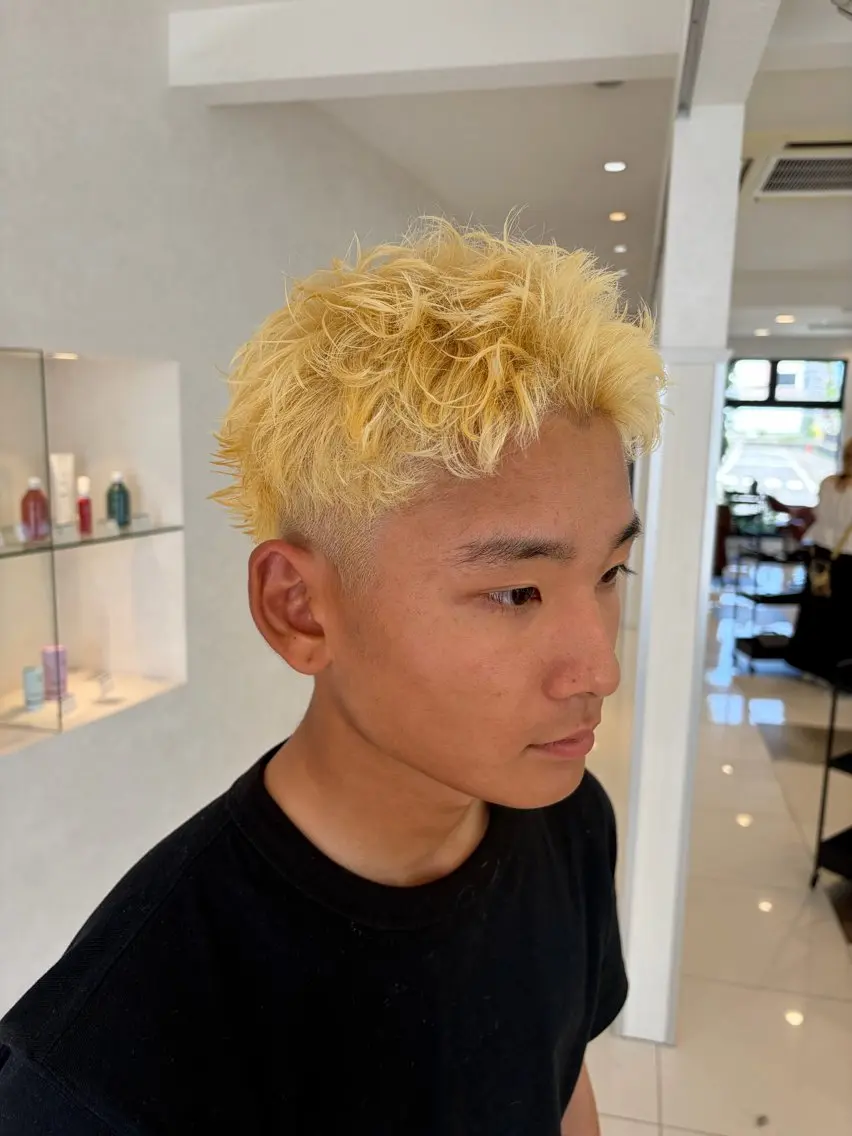 カラー メンズ メンズブリーチ ブリーチ 抜きっぱなしブロンド ブロンド ヘアカラー 石塚 光流のヘアスタイル
