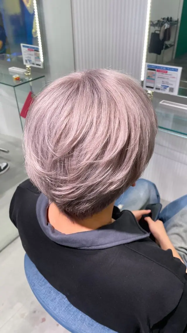 カラー ブリーチ Mii. 内田萌々のヘアスタイル