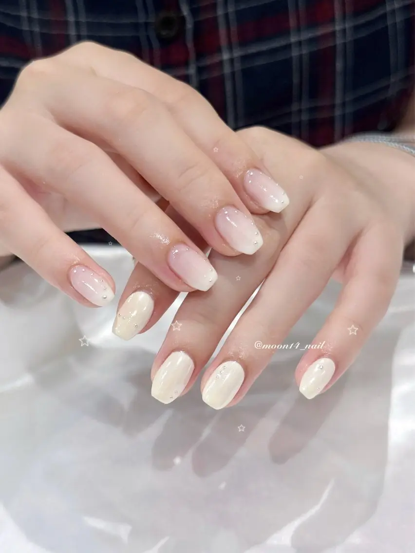ネイル ジェルネイル ニュアンスネイル パラジェル ホワイト 黄色 ハンドネイル natsuki 💫のネイルデザイン