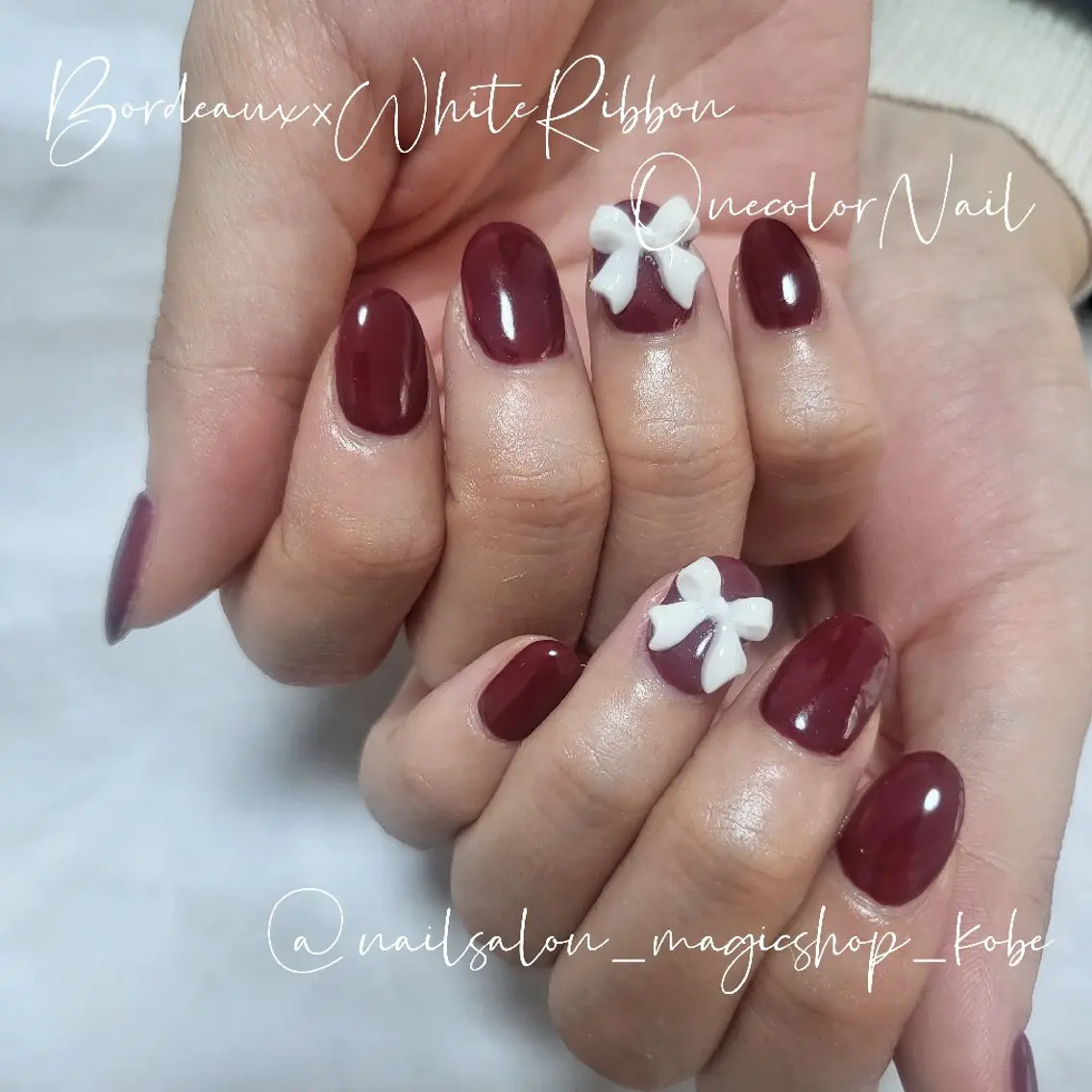 ネイル ボルドー ジェルネイル ワンカラーネイル 赤色 リボン ハンドネイル Nailsalon MagicShopのネイルデザイン