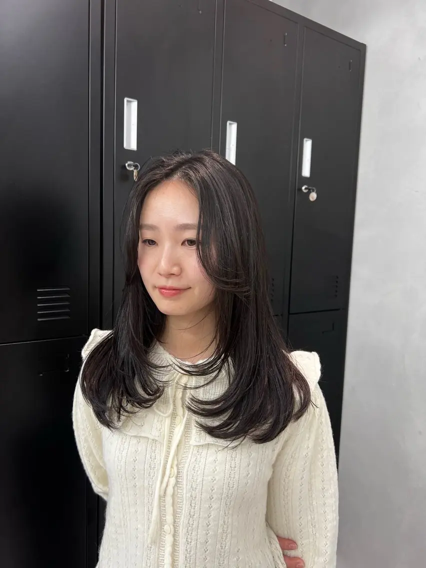 セミロング 小森聖奈 韓国風レイヤーカットのヘアスタイル