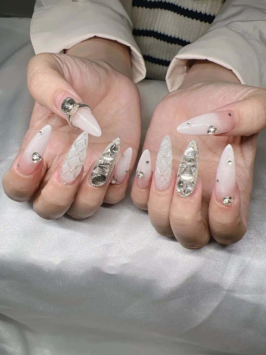 ネイル 長さ出し グラデーション 卒業式 キラキラネイル マグネットネイル Lee Nailsのネイルデザイン