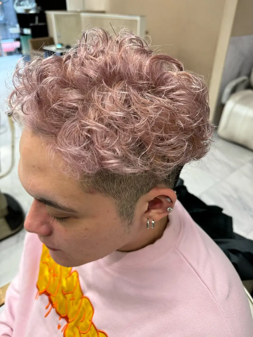 ショート カラー ヘアアレンジ メンズ 切りっぱなしボブ 前下がりボブ メンズブリーチ メンズハイトーン メンズインナーカラー ヘアカラー トリートメント 目黒 碧人のヘアスタイル