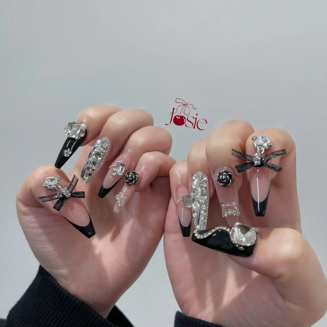 ネイル キラキラネイル 韓国ネイル ロングネイル ワンホンネイル ハンドネイル Josie nail salonのネイルデザイン