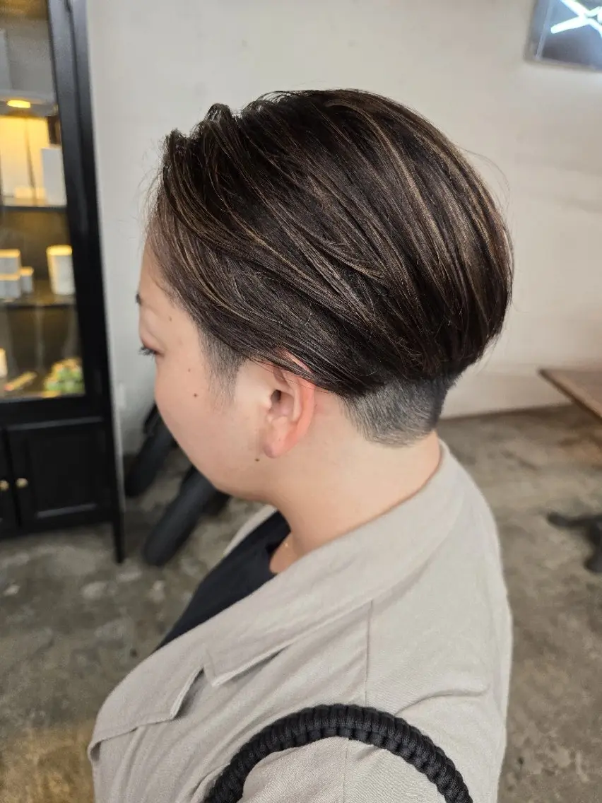 ショート カラー ハイライトカラー ハイライト カット ヘアカラー ハヤシ マユ ✂ 府中美容室のヘアスタイル