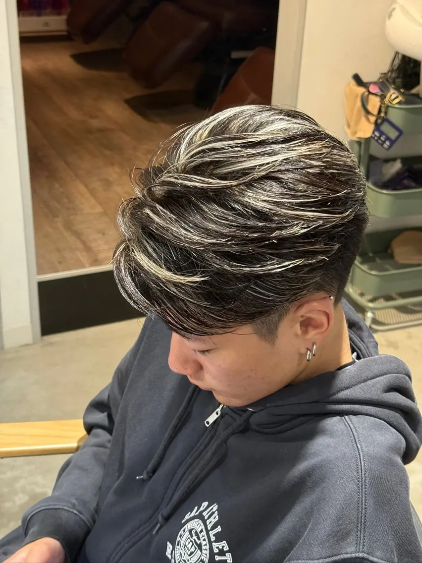 ショート カラー メンズ メンズバレイヤージュ メンズブリーチ センターパート メンズハイライト バレイヤージュ カット ヘアカラー メンズカットパーマ ✂️ JOYAのヘアスタイル