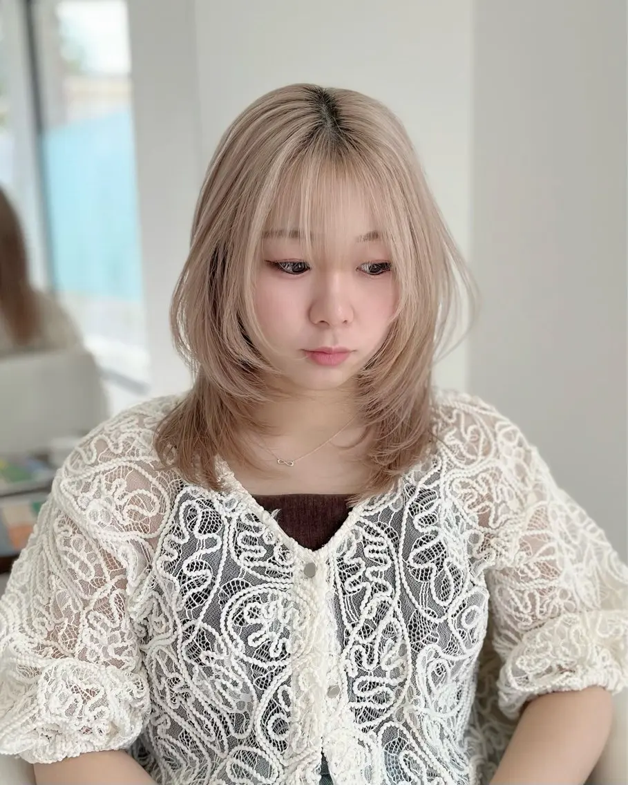 セミロング カラー ベージュカラー ブリーチ 透明感カラー 顔まわりレイヤー 顔周りカット 直樹専用髪質改善 東加古川アーティブのヘアスタイル