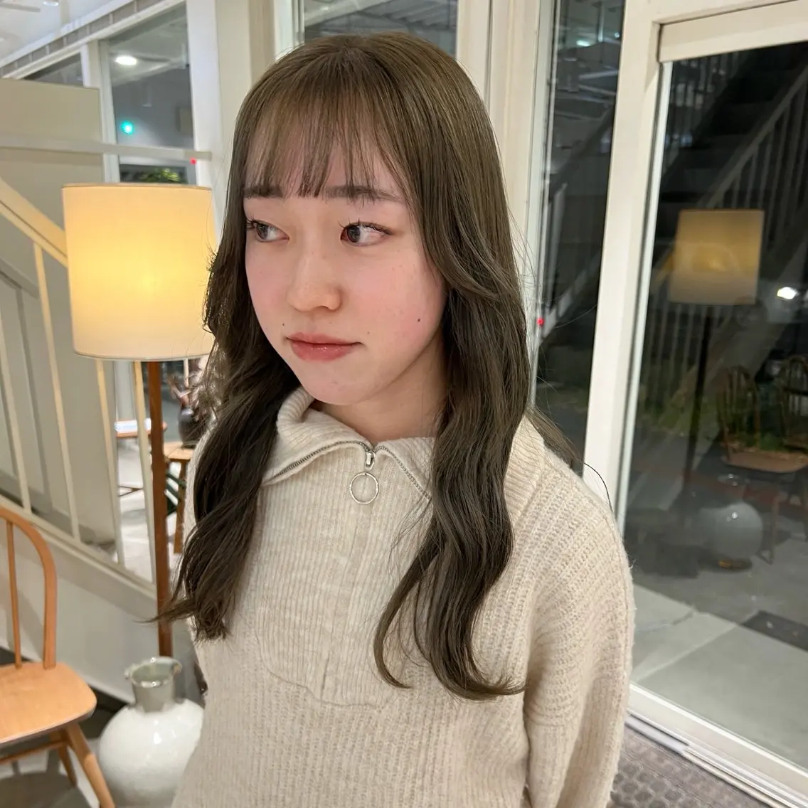 ロング カラー ブリーチ 透明感カラー グレージュ オリーブグレージュ オリーブグレー ヘアカラー 周東 芽依のヘアスタイル