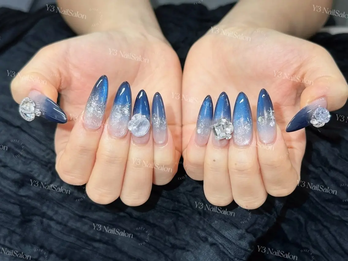 ネイル ブルー ゴージャス グラデーション キラキラネイル 韓国ネイル ハンドネイル Y3 NailSalonのネイルデザイン