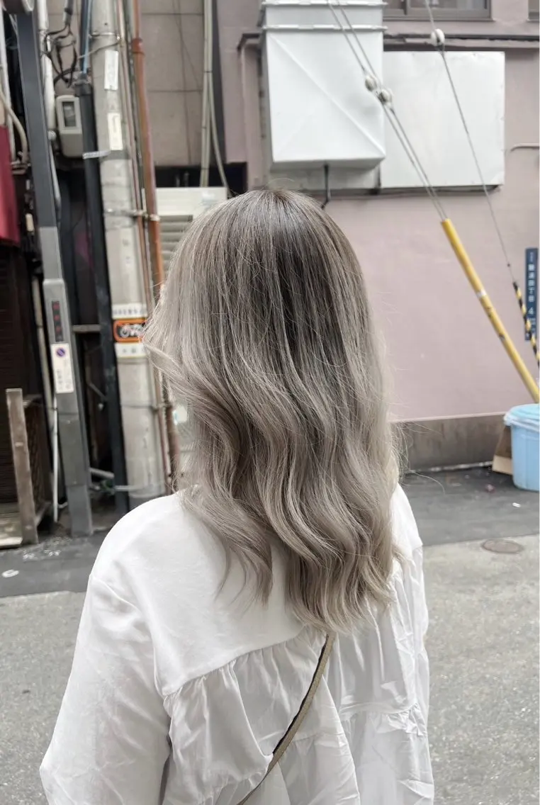 セミロング カラー バレイヤージュ シルバー ホワイトシルバー レイヤーカット 指名数No.1 /NAOYAのヘアスタイル