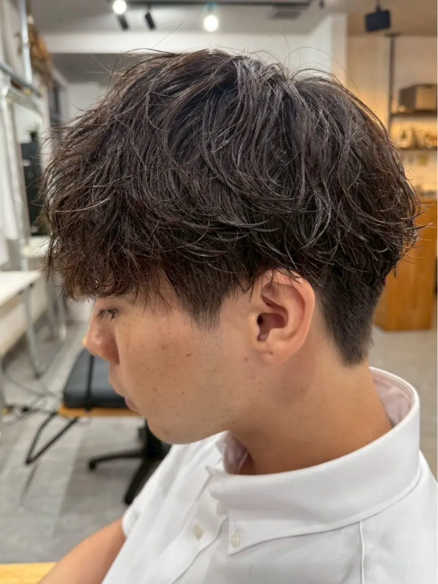 ショート パーマ メンズ センターパート フェードカット マッシュ メンズパーマ スペインカール 宮下 遼太のヘアスタイル