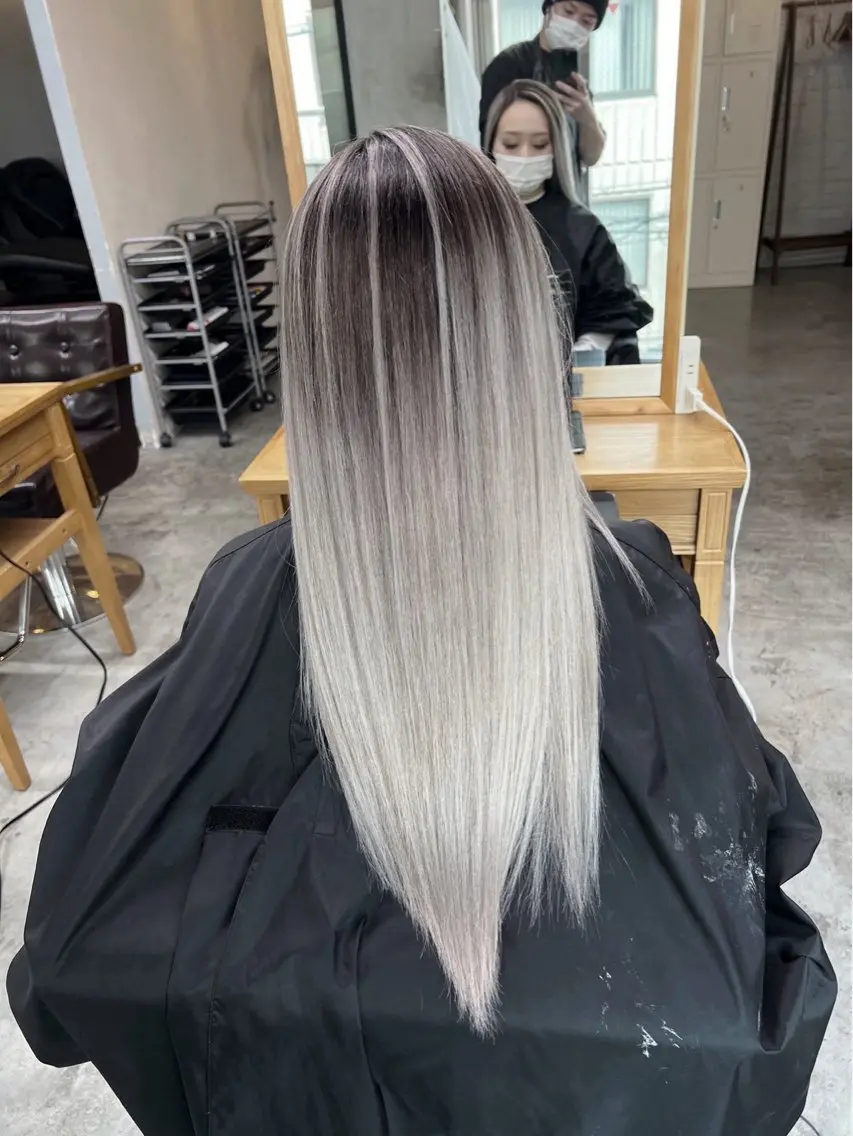 ロング カラー バレイヤージュ シルバー ホワイトシルバー レイヤーカット ヘアカラー トリートメント 指名数No.1 /NAOYAのヘアスタイル