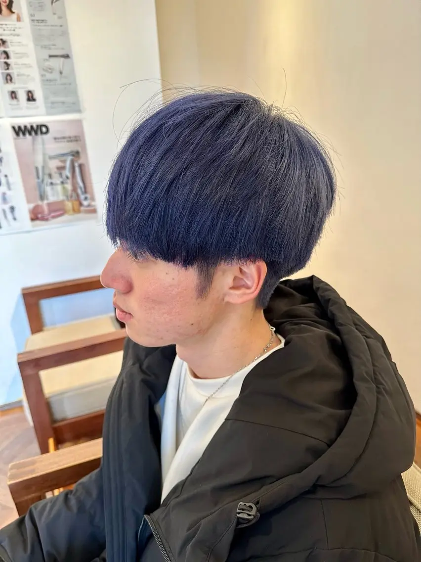 ショート カラー メンズ メンズブリーチ ブリーチ ブルーカラー ネイビーカラー カット ヘアカラー 鈴木 優斗のヘアスタイル