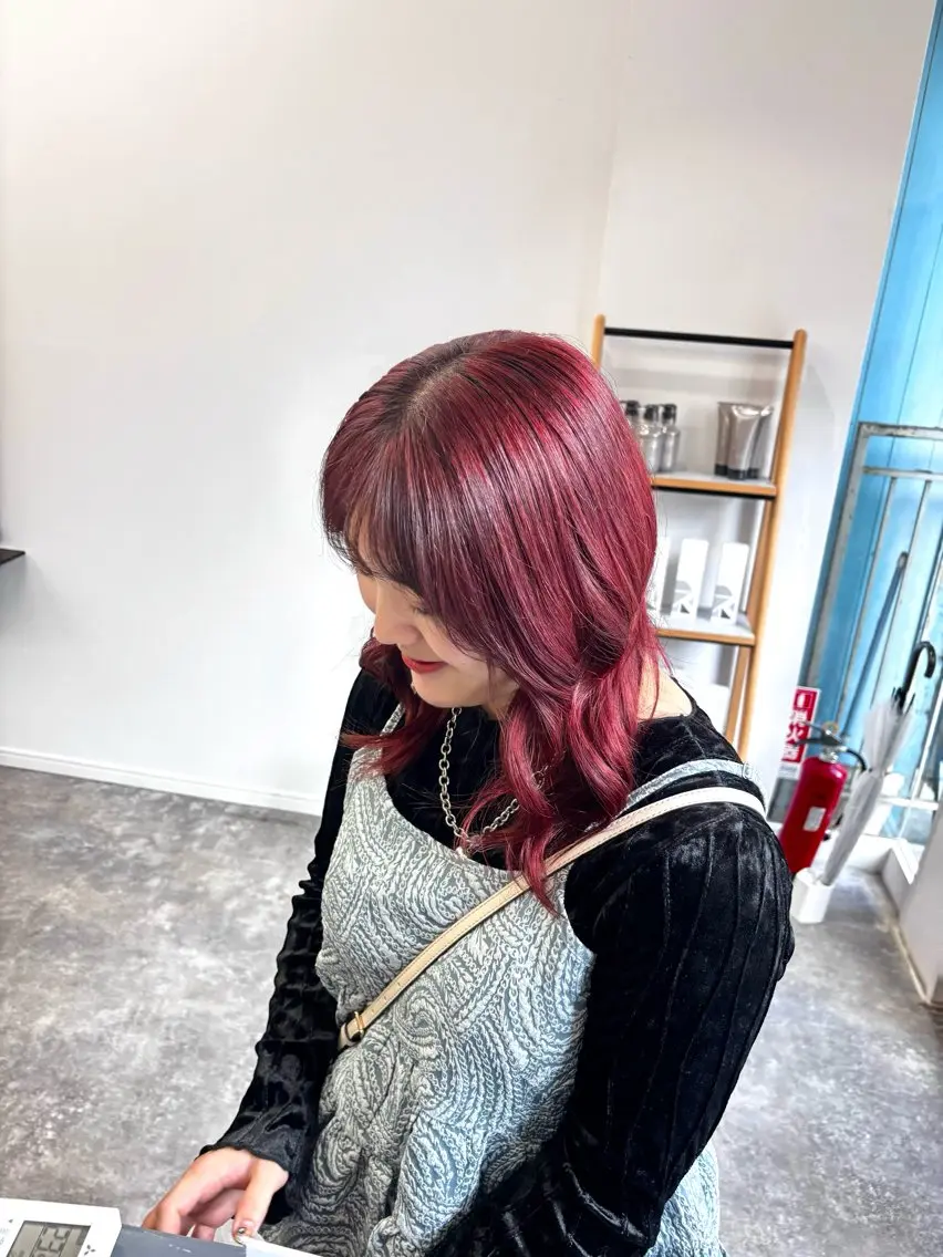 カラー ブリーチ ボルドーカラー ヘアカラー 楢本 莉子のヘアスタイル