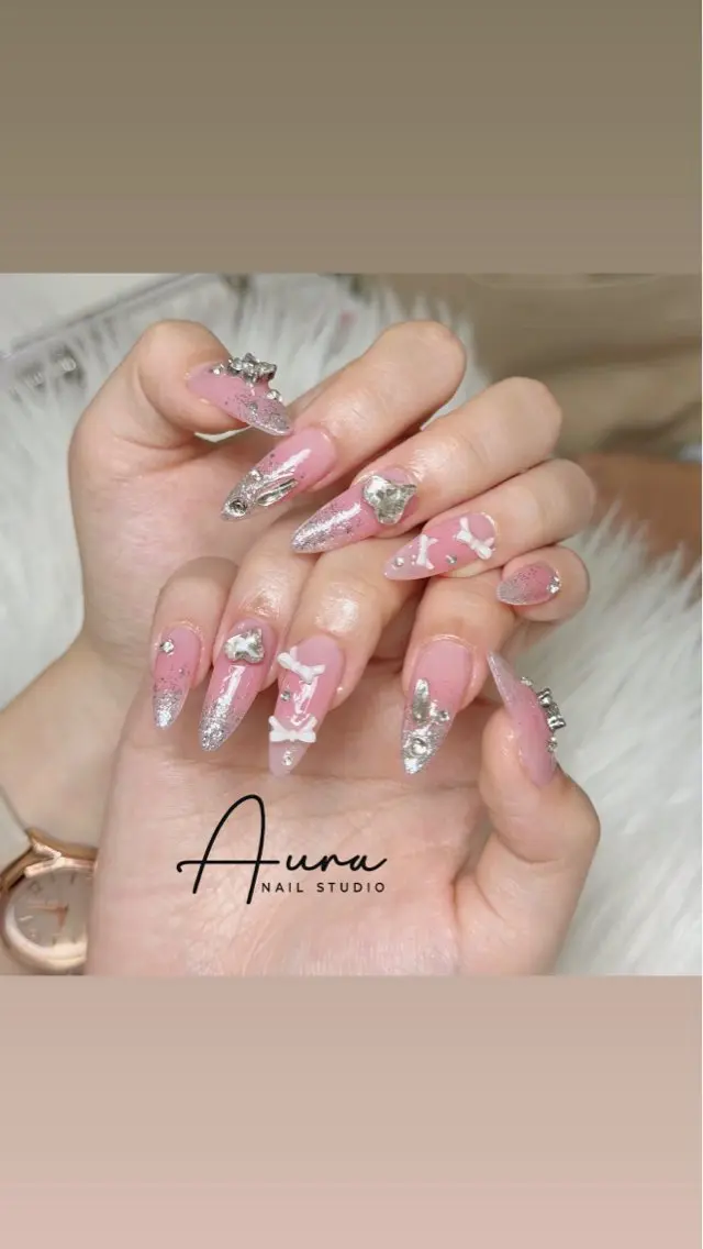 ネイル ガーリー キラキラネイル 韓国ネイル ロングネイル ピンク ハンドネイル Aura Nail Studioのネイルデザイン