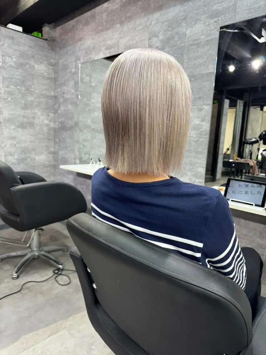ミディアム カット ヘアカラー トリートメント RAISE by_WHITEのヘアスタイル