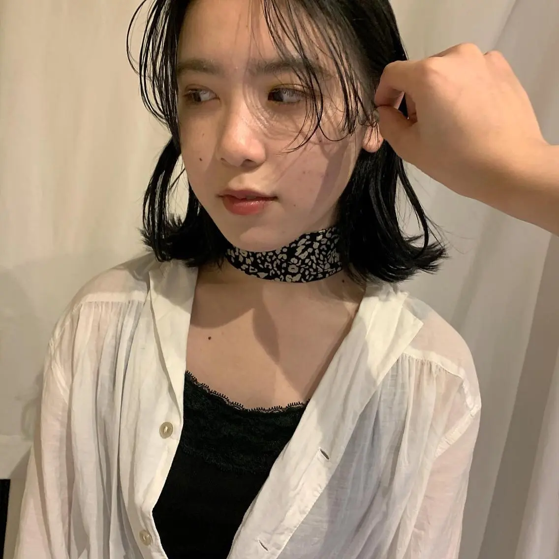 ミディアム カラー ヘアアレンジ 黒髪 ブルーカラー ブルーブラック 本間 結衣のヘアスタイル