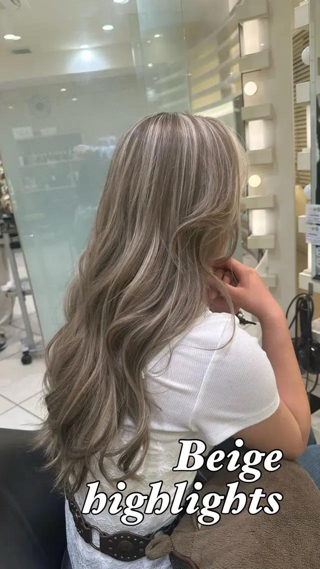 ロング カラー ブリーチ ハイライトカラー ハイライト カット ヘアカラー トリートメント 🤍ハイライト/ レイヤー/銀座🤍のヘアスタイル