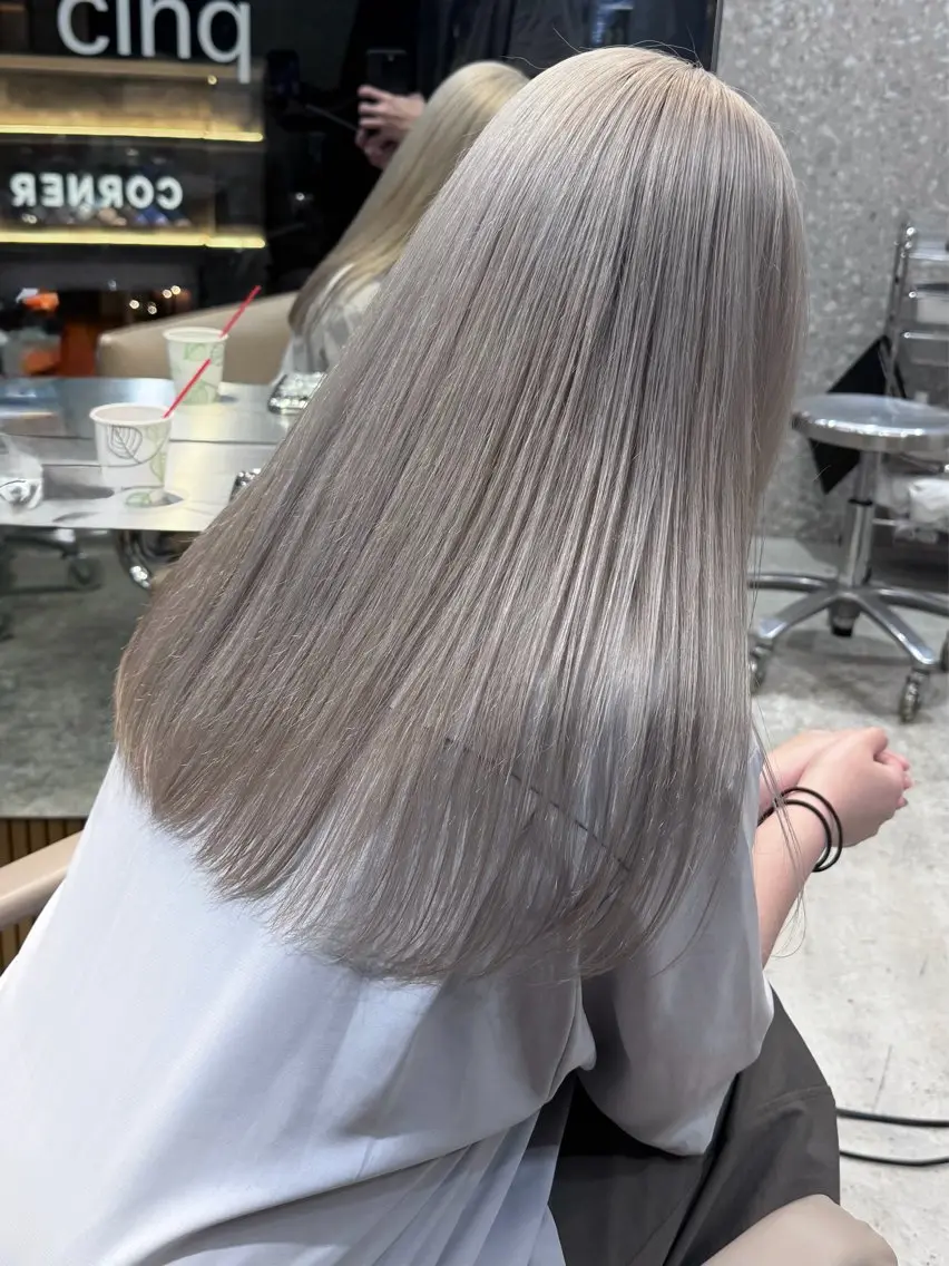 ロング カラー ヘアカラー トリートメント 失敗しないハイトーン ミルクティーベージュのヘアスタイル