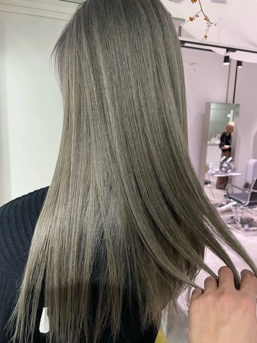 ロング カラー アッシュ アッシュグレー ヘアカラー トリートメント CHERIEブリーチ ダブルカラー 天神のヘアスタイル