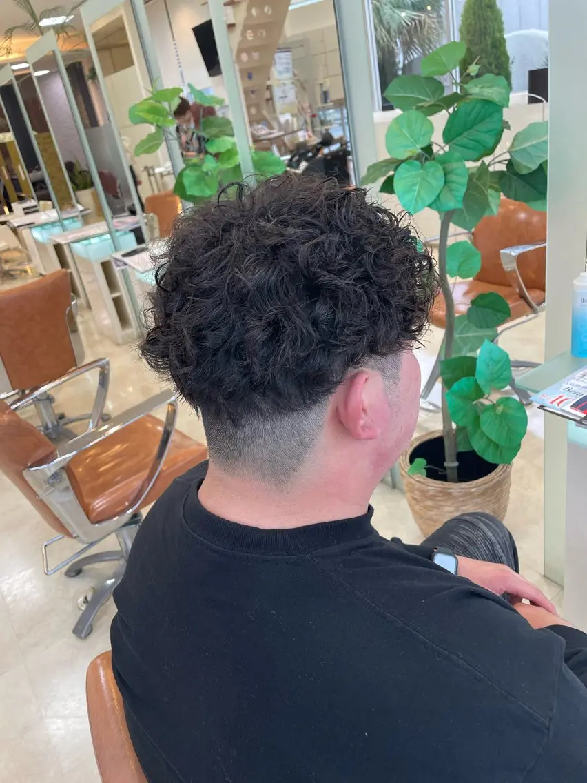 ミディアム パーマ メンズ ミディアムパーマ マッシュ メンズパーマ 刈り上げ スパイラルパーマ chic channel伊藤のヘアスタイル