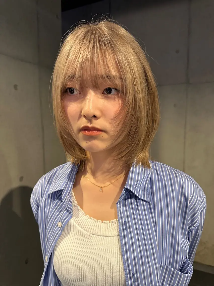 ミディアム カラー ベージュカラー グレージュ ミルクティーベージュ 顔まわりレイヤー ハッシュカット カット ヘアカラー 似合わせウルフ/ レイヤー/山本祐輔のヘアスタイル