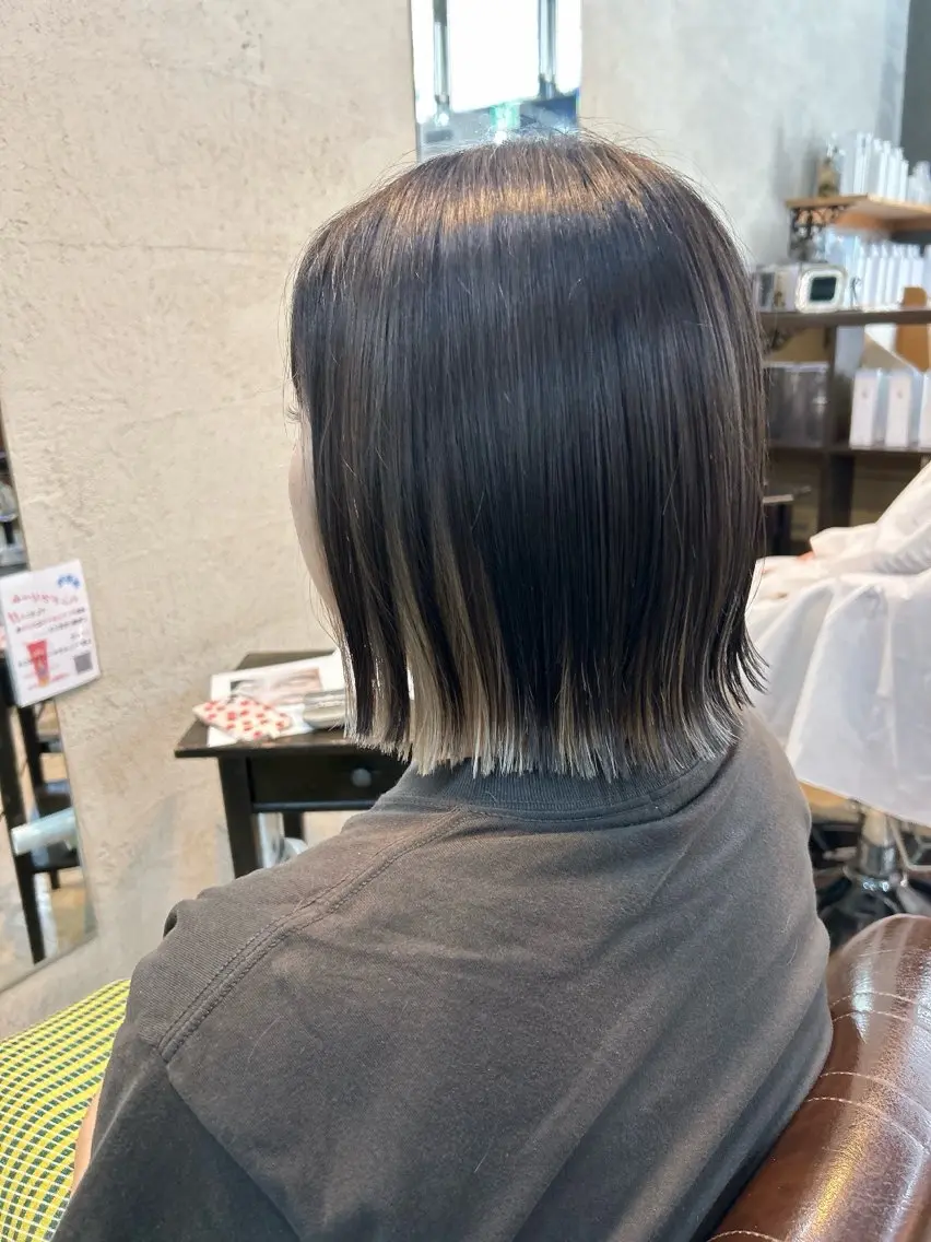 ショート カラー アッシュ ホワイトアッシュ ボブ 外ハネヘア ヘアカラー 桜田 修未のヘアスタイル