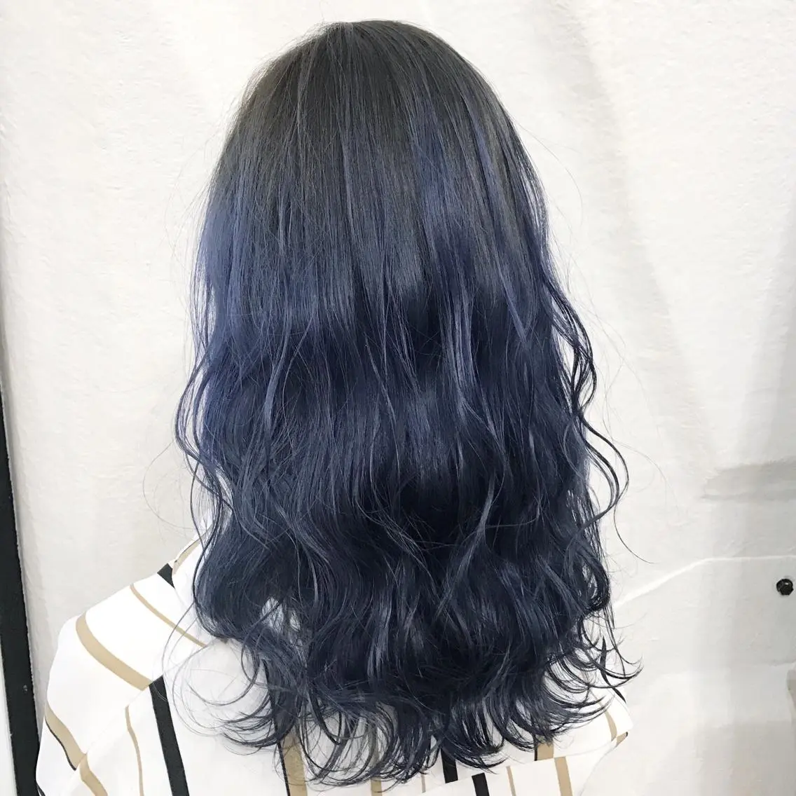 セミロング カラー ブリーチ ブルーカラー グラデーションカラー K-POP好き美容師 🇰🇷Kai.Yのヘアスタイル