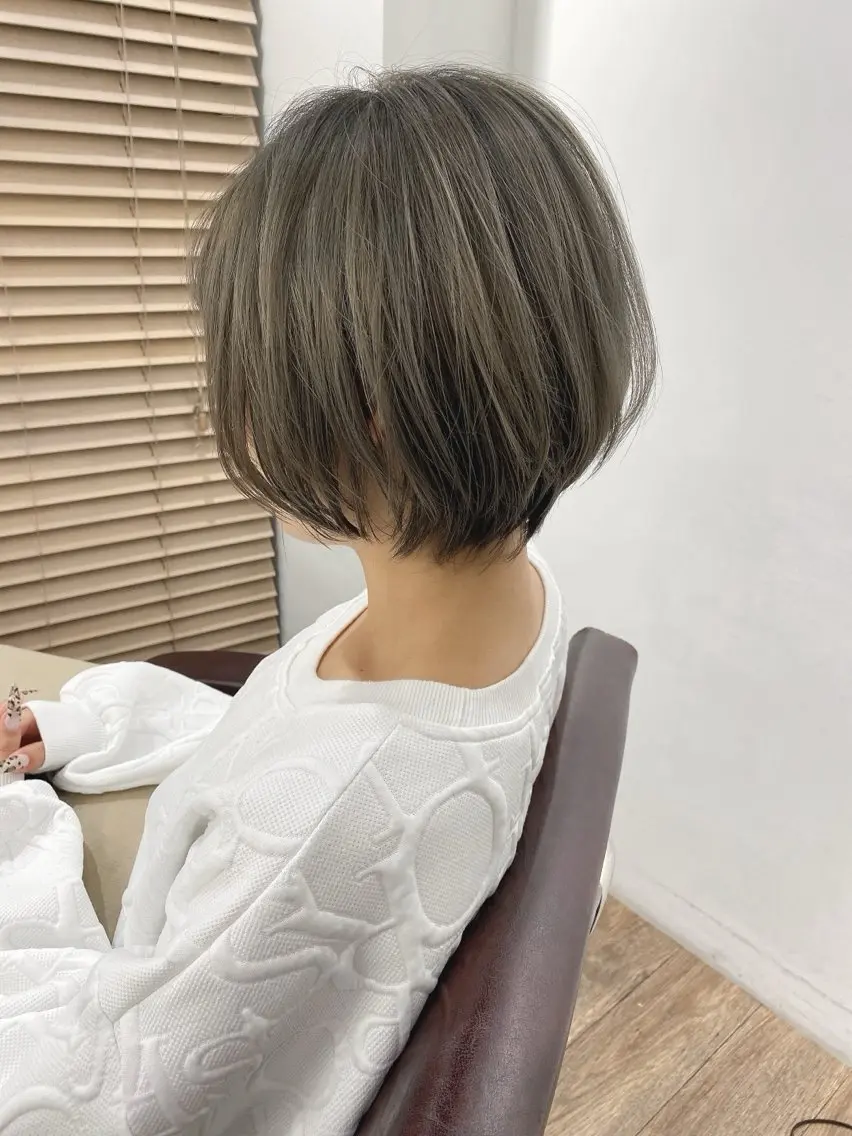 ショート カラー ブリーチ グレージュ ハイライト⭐️上野 高広のヘアスタイル