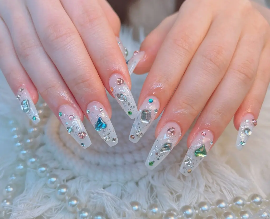 ネイル 長さ出し キラキラネイル 持ち込み ストーンネイル 夏ネイル ハンドネイル Lee _nailのネイルデザイン