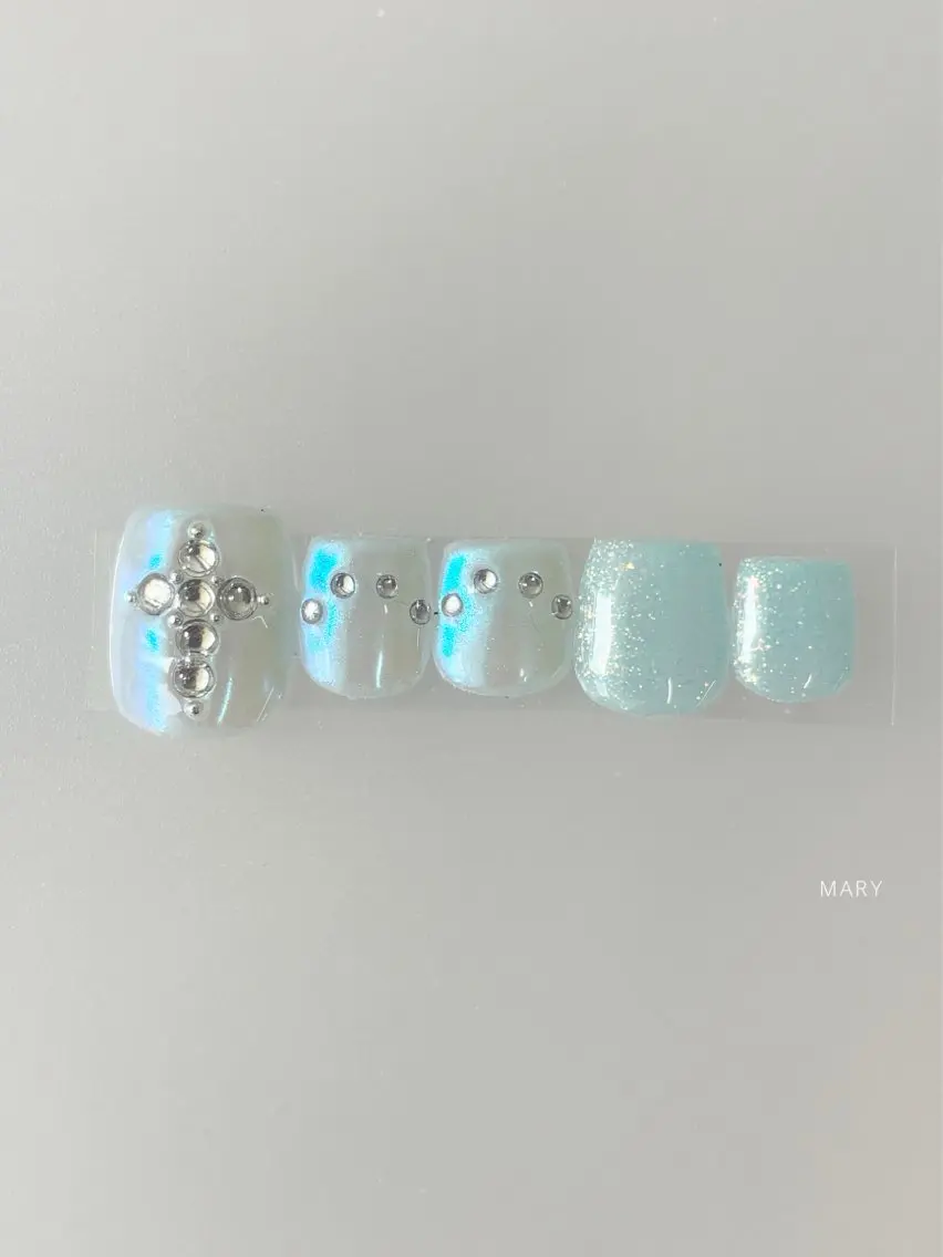 ネイル オーロラネイル フットネイル 水色 ニュアンスネイル 夏ネイル フットネイル Mary nail .narumiのネイルデザイン