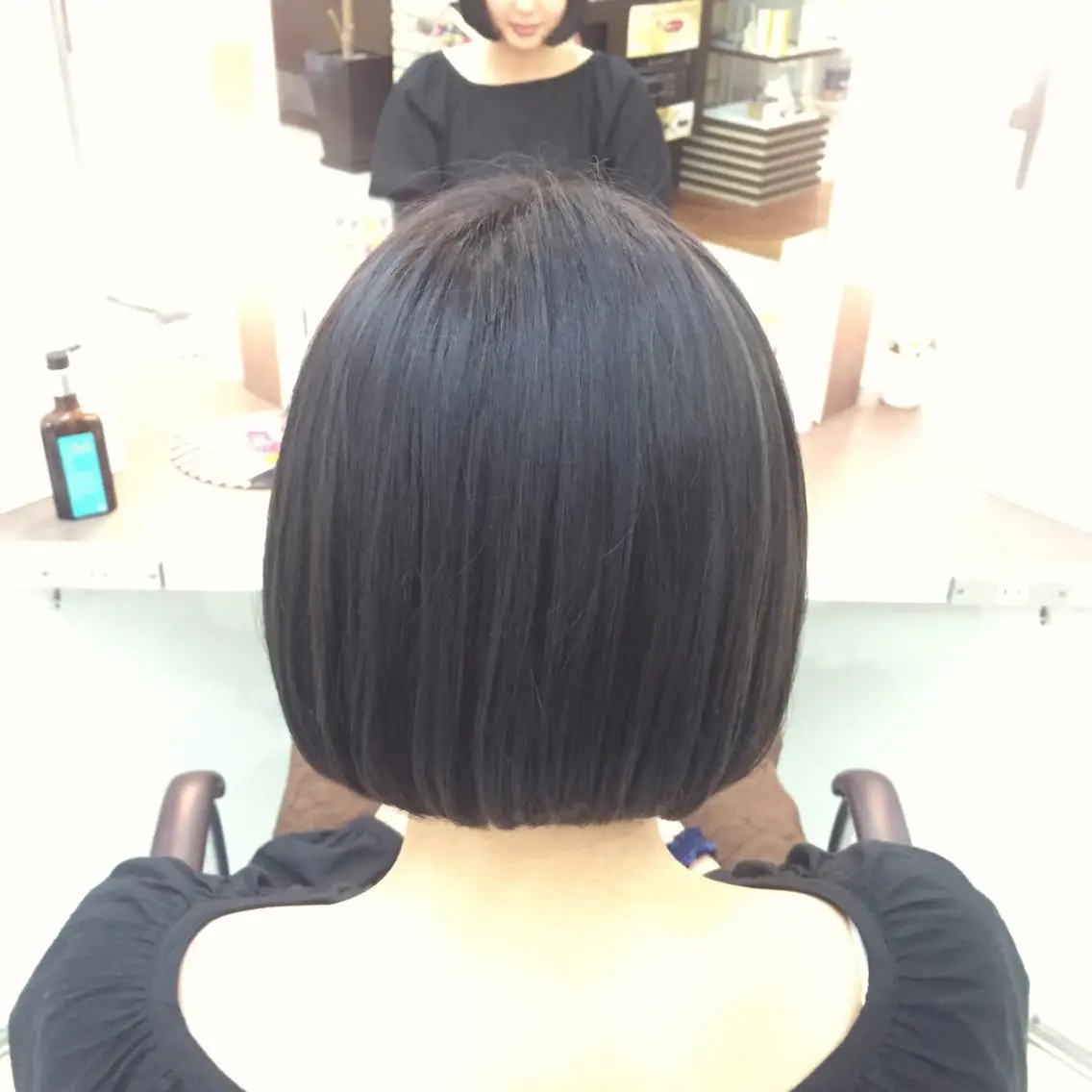 ショート ミディアム カラー 前下がりボブ ネイビーカラー ボブ 大平 美沙のヘアスタイル