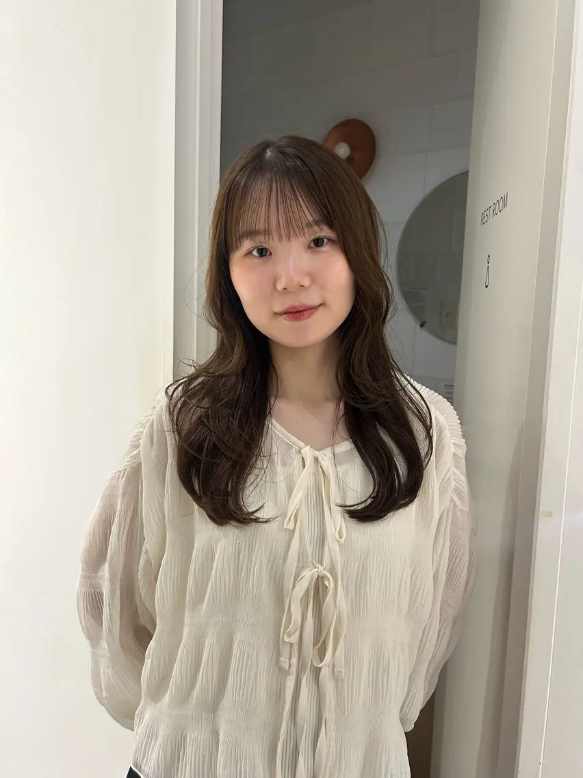 セミロング カラー ベージュカラー レイヤーカット カット ヘアカラー オリーブベージュ/ ブリーチなし透明感のヘアスタイル