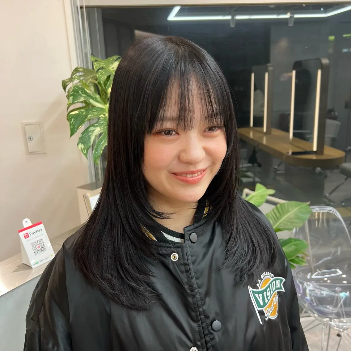 ロング カラー 黒髪 ブルーカラー ブルーブラック レイヤーカット 小森聖奈 韓国風レイヤーカットのヘアスタイル