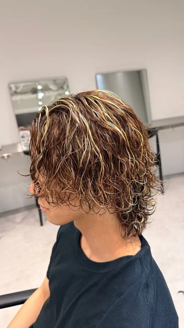 ミディアム カラー パーマ メンズ ミディアムパーマ メンズハイライト メンズパーマ ハイライトカラー ハイライト カット ヘアカラー パーマ fifth 堀内新史のヘアスタイル