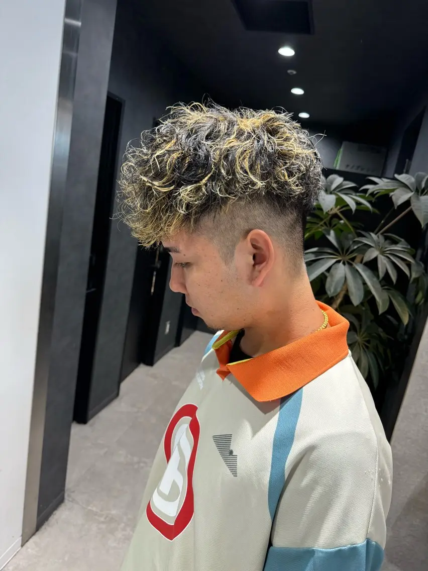 ショート カラー パーマ ヘアアレンジ メンズ センターパート マッシュ メンズパーマ スペインカール スパイキーショート カット ヘアカラー パーマ トリートメント ヘッドスパ ヘアセット スパイキー/フェザー /波巻き/かいとのヘアスタイル
