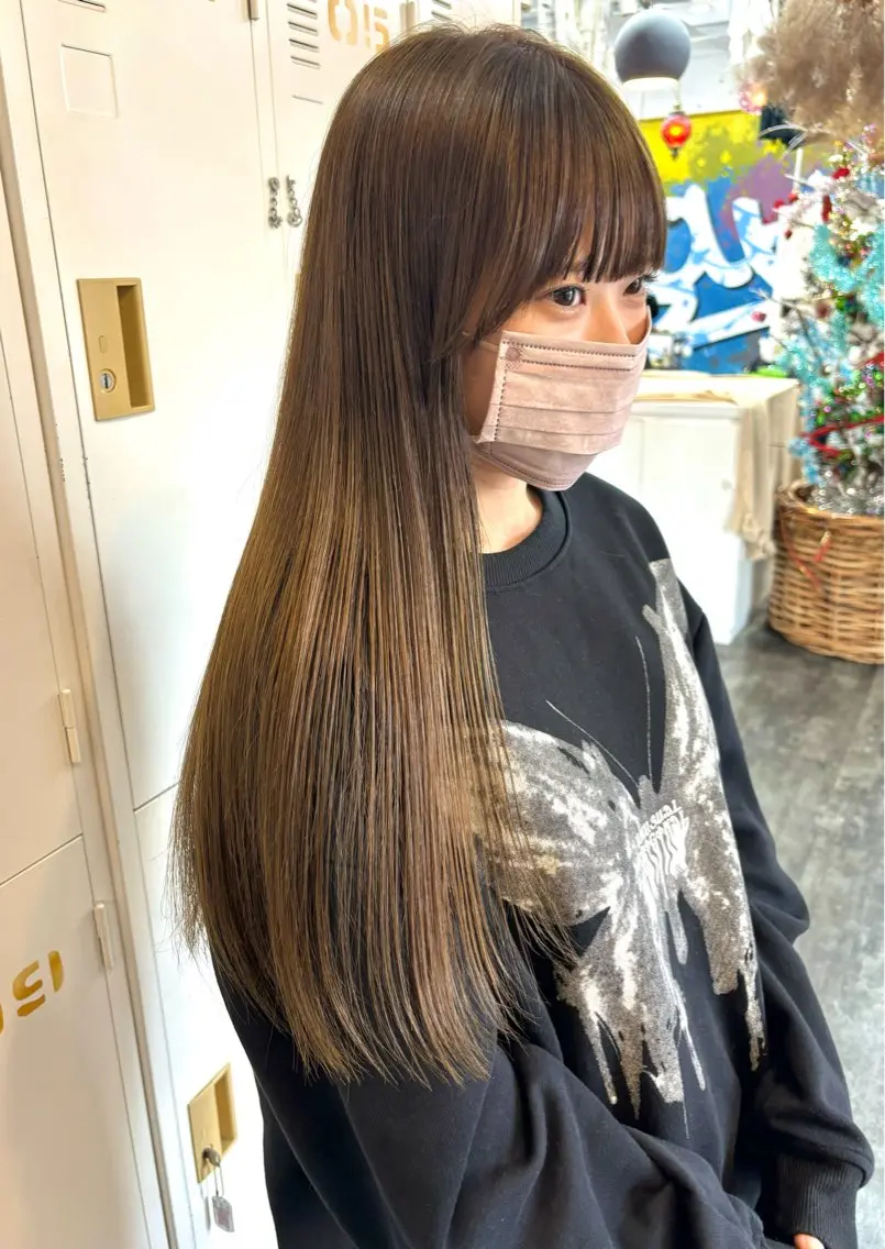 ロング カラー ベージュカラー オリーブベージュ LOMARLIE JURIAのヘアスタイル