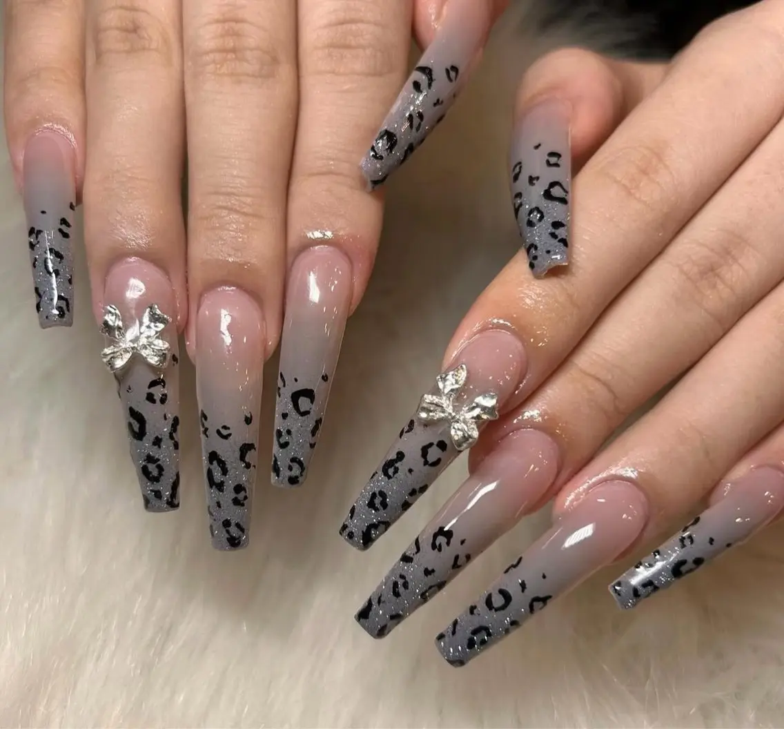 ネイル グラデーション キラキラネイル ワンカラーネイル 冬ネイル Jenn Nail Salonのネイルデザイン