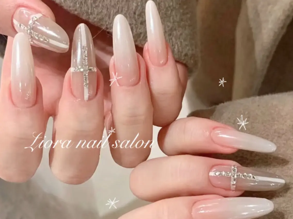 ネイル フレンチネイル ジェルネイル ガーリー グラデーション キラキラネイル ハンドネイル JUN Lioraネイルのネイルデザイン