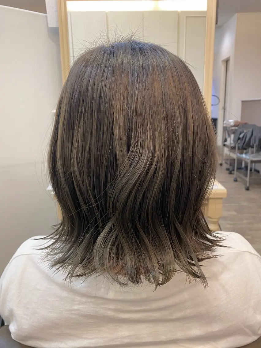カラー グレージュ オリーブグレージュ オリーブグレー 長嶋 花梨のヘアスタイル