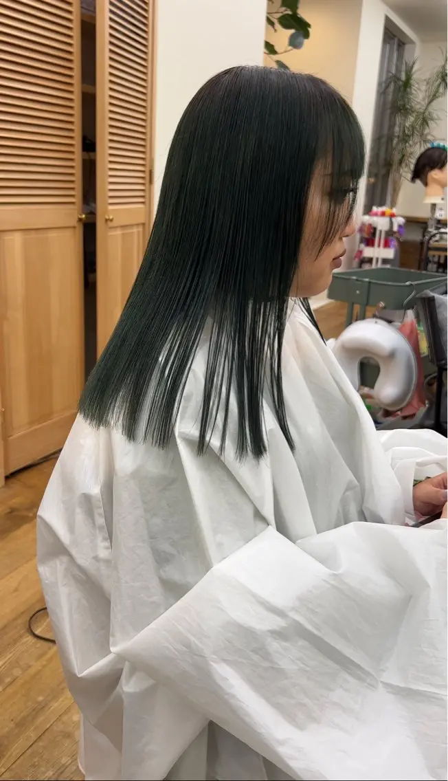ロング カラー 黒髪 ブリーチ ブルーカラー ブルーブラック 抜きっぱなしブロンド /ハイトーン/カナタのヘアスタイル