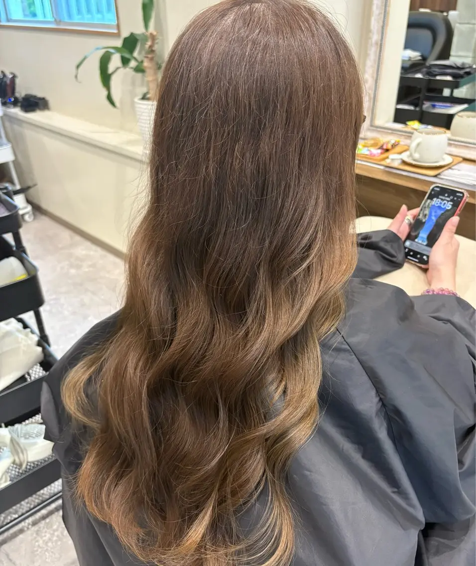 ロング ヘアカラー 安谷屋 こはるのヘアスタイル