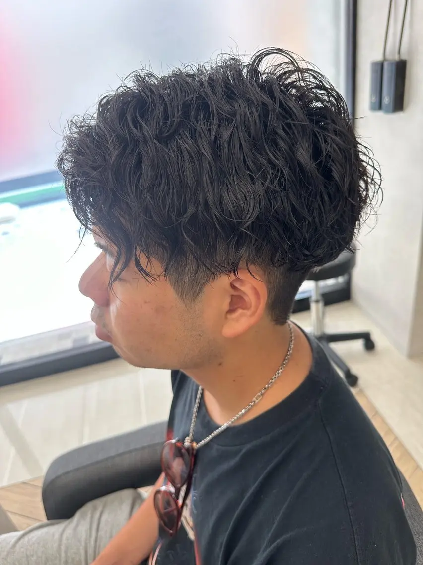 ミディアム パーマ メンズ ミディアムパーマ フェードカット メンズパーマ ツイストスパイラルパーマ 波巻きパーマ 💈メンズ特化 美容師サキ💈のヘアスタイル