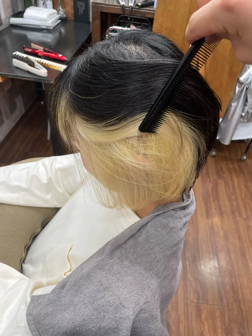 ちょこっと見える、お洒落カラー♪ブリーチ後のカラーはブリーチ部分のみになります!ご指名宜しくお願い致します。の写真
